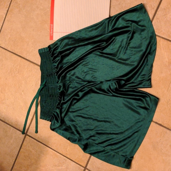 Vibrant green athletic shorts - Picture 2 of 4